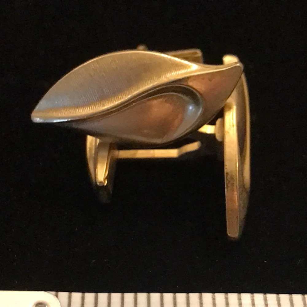 3/$15 ⭐️ Vtg classic free form leaf cuff links brushed gold tone cufflinks (t)